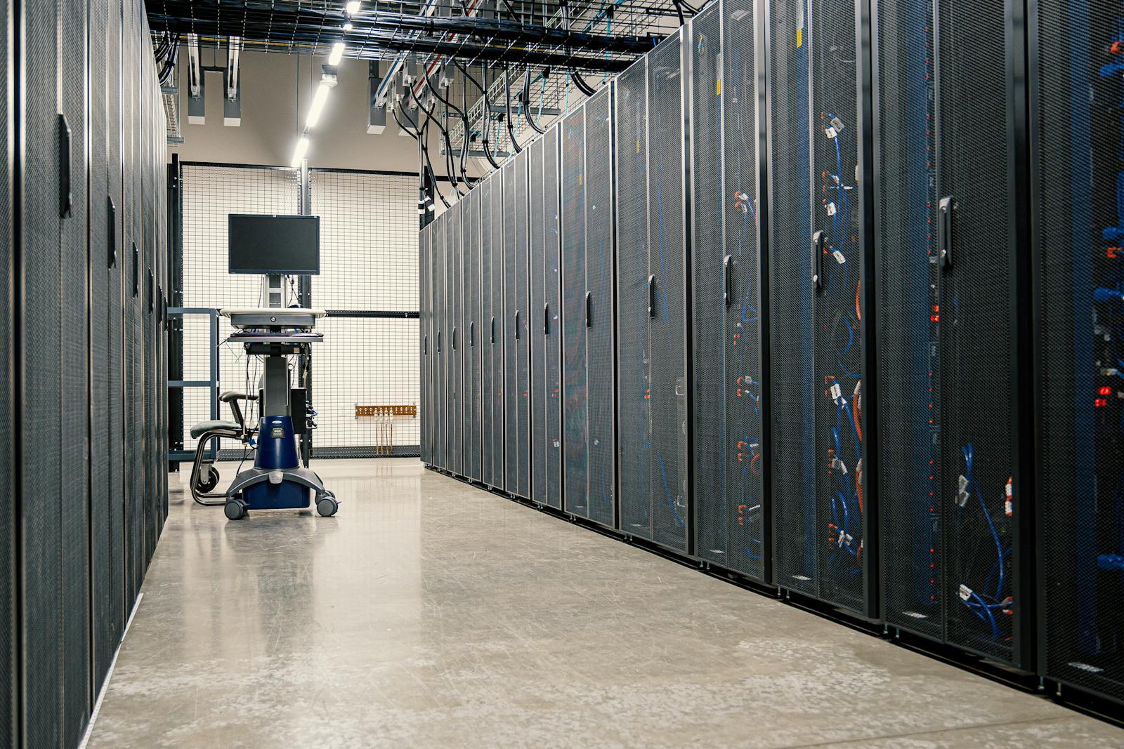 Pasillo de datacenter con racks y servidores empresariales